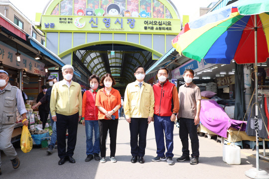 강성천 중기부 차관이 29일 서울 양천구 신영시장을 찾아 '코로나19 확산 예방을 위한 방역상황'을 점검한 뒤 상인들과 기념촬영을 하고 있다.  중기부 제공